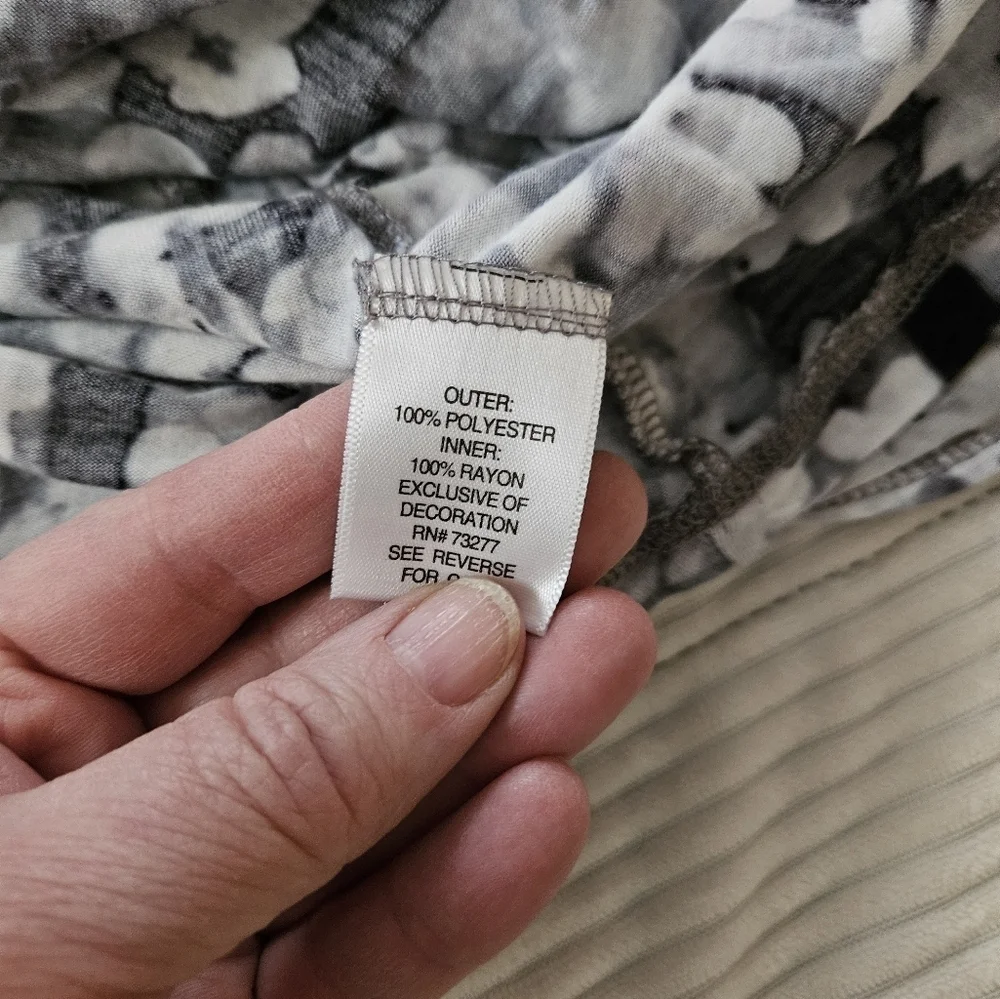 Simply Vera Vera Wang Women's Black and Gray Floral Patterned Top Size L - Picture 6 of 6